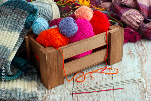 Bild auf Leinwand Balls of yarn in a wooden basket