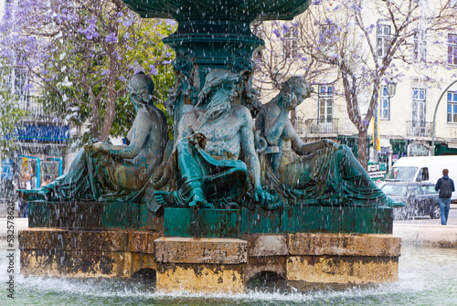 Obraz na płótnie Bronze fountain at Rossio square in Lisbon, Portugal w salonie