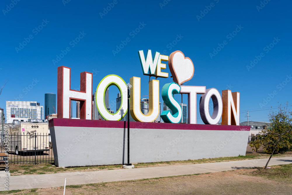 Foto Stock Houston, Texas, USA March 13, 2022 The sign ‘We Love Houston’ with Downtown