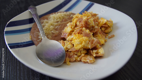 Huevo con jamón y frijoles refritos con queso, Jam and egg with beans and Cheese, eggs whit jam, mexican breakfast, desayuno mexicano, huevo al gusto, mexican food, almuerzo mexicano