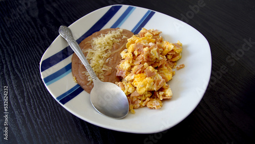 Huevo con jamón y frijoles refritos con queso, Jam and egg with beans and Cheese, eggs whit jam, mexican breakfast, desayuno mexicano, huevo al gusto, mexican food, almuerzo mexicano