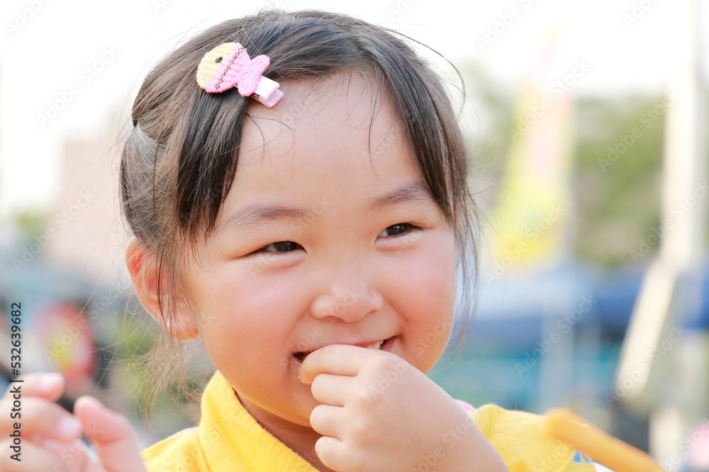 	夏祭りでポテトを食べる浴衣姿の女の子