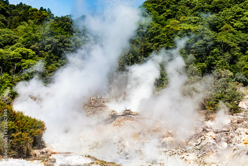 温泉の湯煙が上がる九州の山地