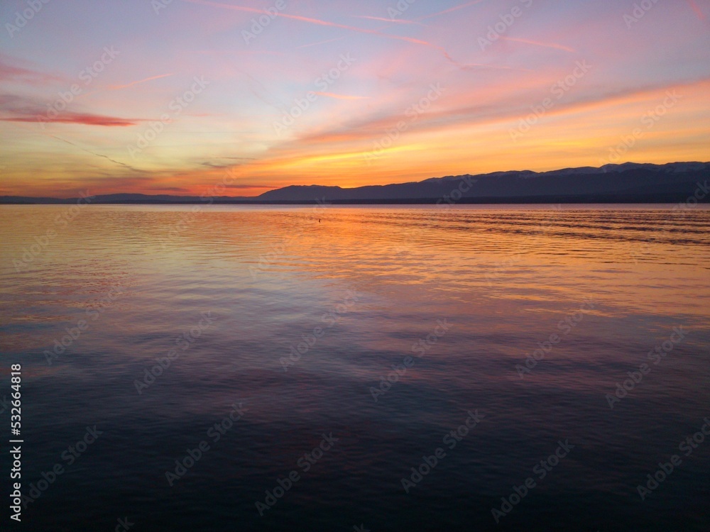 Coucher de soleil sur le lac Léman, vue prise à proximité de Messery (Rhône-Alpes, Haute-Savoie, France)