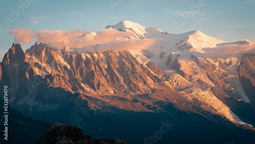 Atardecer en el macizo del Mont Blanc en el valle de Chamonix 