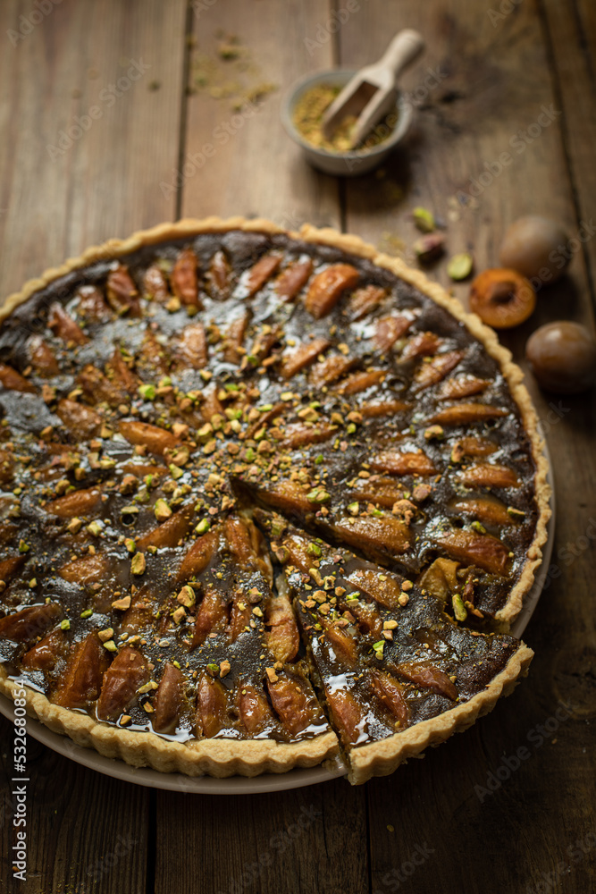 tarte fait maison aux prunes amandes et pistaches