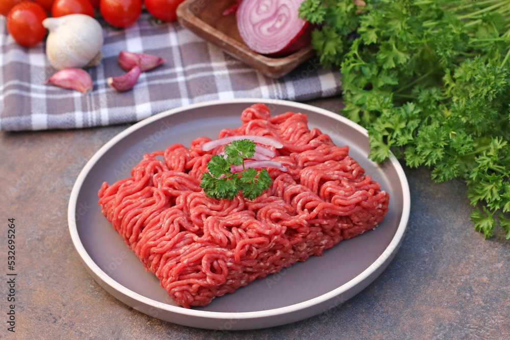 Frisch gehacktes Fleisch auf einem Teller.