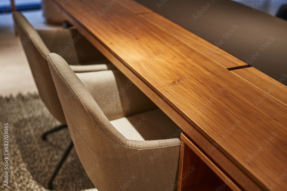 Sillas y mesa de oficina de madera