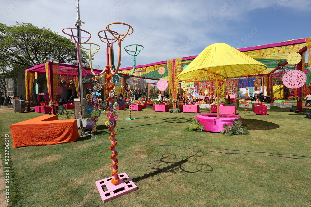 Obraz premium Bangalore, India 14th September 2022: Grand and Luxurious Indian Wedding Decoration. Wedding Events Decor. Rajasthani themed Wedding Decorations and Arrangement setup