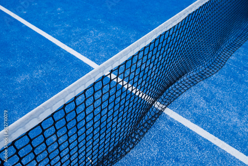 A blue paddle tennis court net © Vic