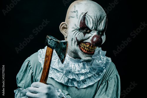 Fotografia, Obraz creepy evil clown threatening with an axe