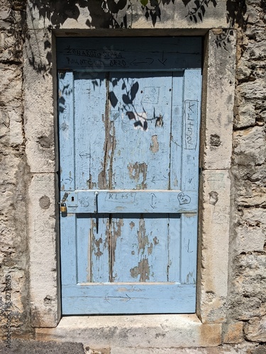 Obraz na płótnie Old wooden door in the wall w salonie