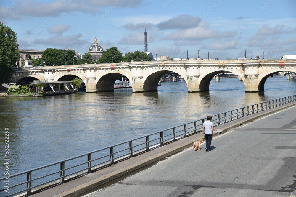 Balade sur les quais de la Seine à Paris. France