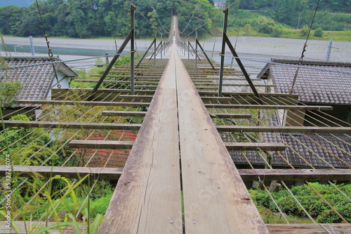 Fototapeta Naklejka Na Ścianę i Meble -  静岡県大井川に架かる塩郷の吊り橋