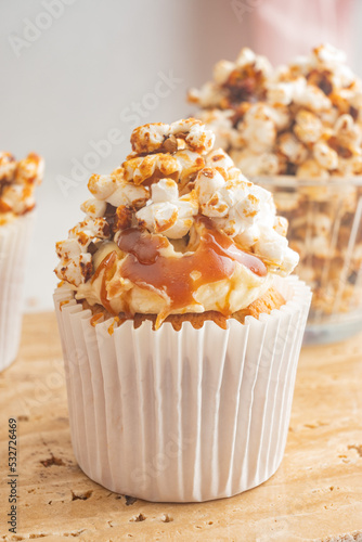 Cupcake with caramel and caramelized popcorn