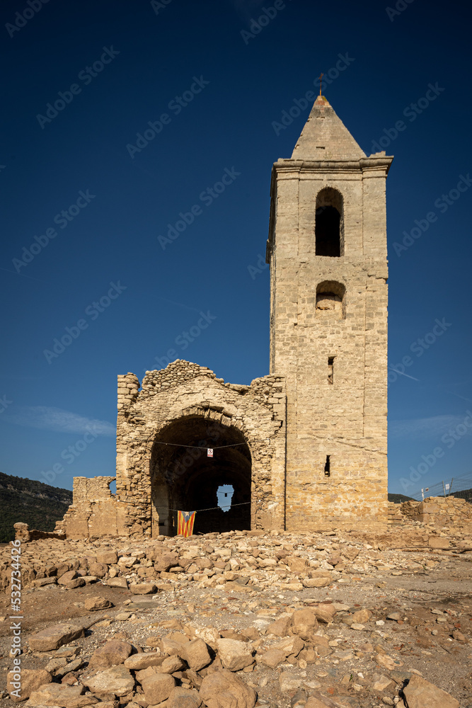 Iglesia romànica del Pantano de Sau durante el grave periodo de sequia del 2022