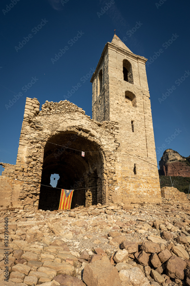 Iglesia romànica del Pantano de Sau durante el grave periodo de sequia del 2022