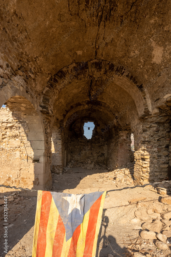 Iglesia romànica del Pantano de Sau durante el grave periodo de sequia del 2022