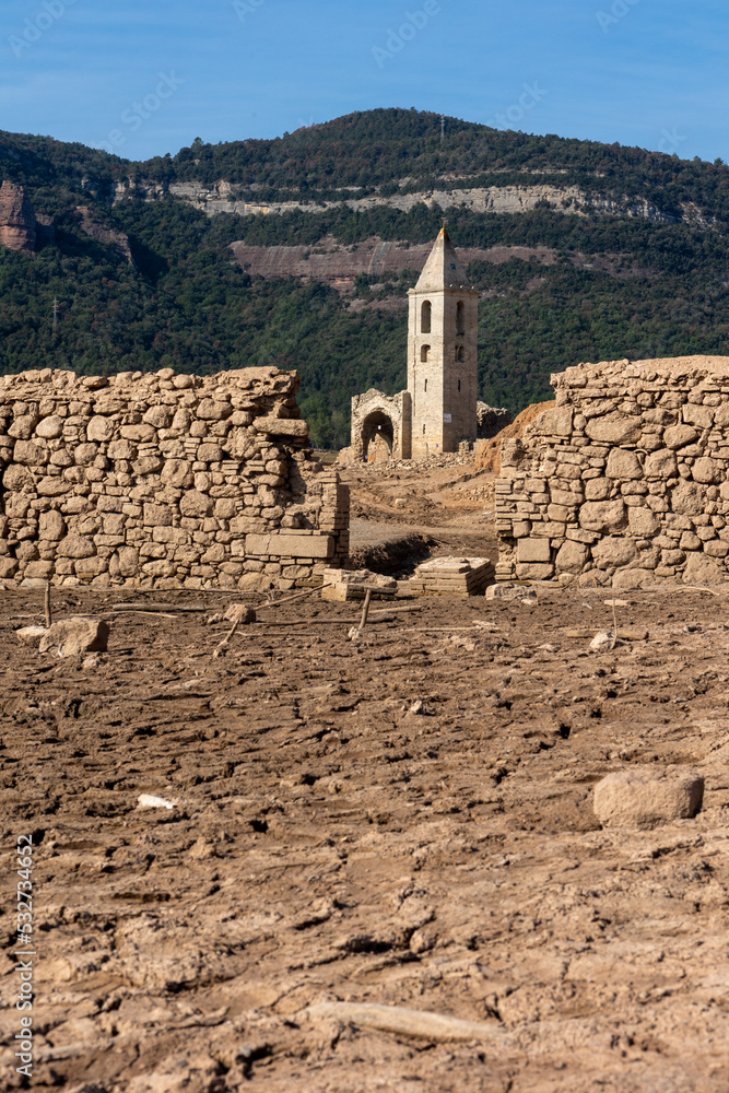 Iglesia romànica del Pantano de Sau durante el grave periodo de sequia del 2022