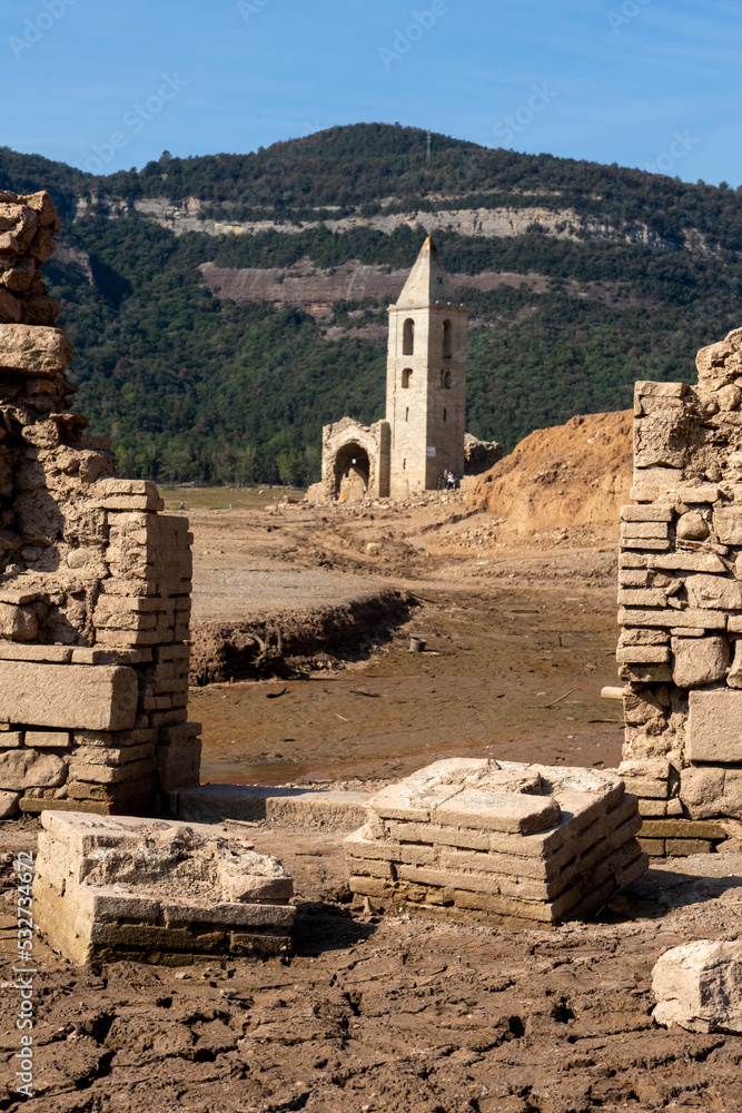 Iglesia romànica del Pantano de Sau durante el grave periodo de sequia del 2022