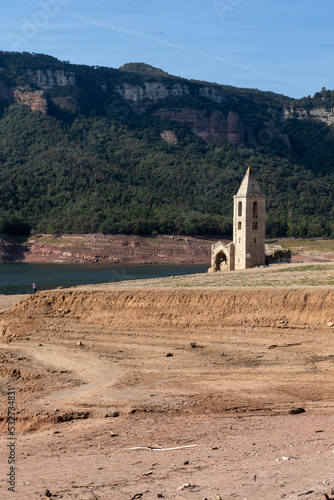 Iglesia romànica del Pantano de Sau durante el grave periodo de sequia del 2022