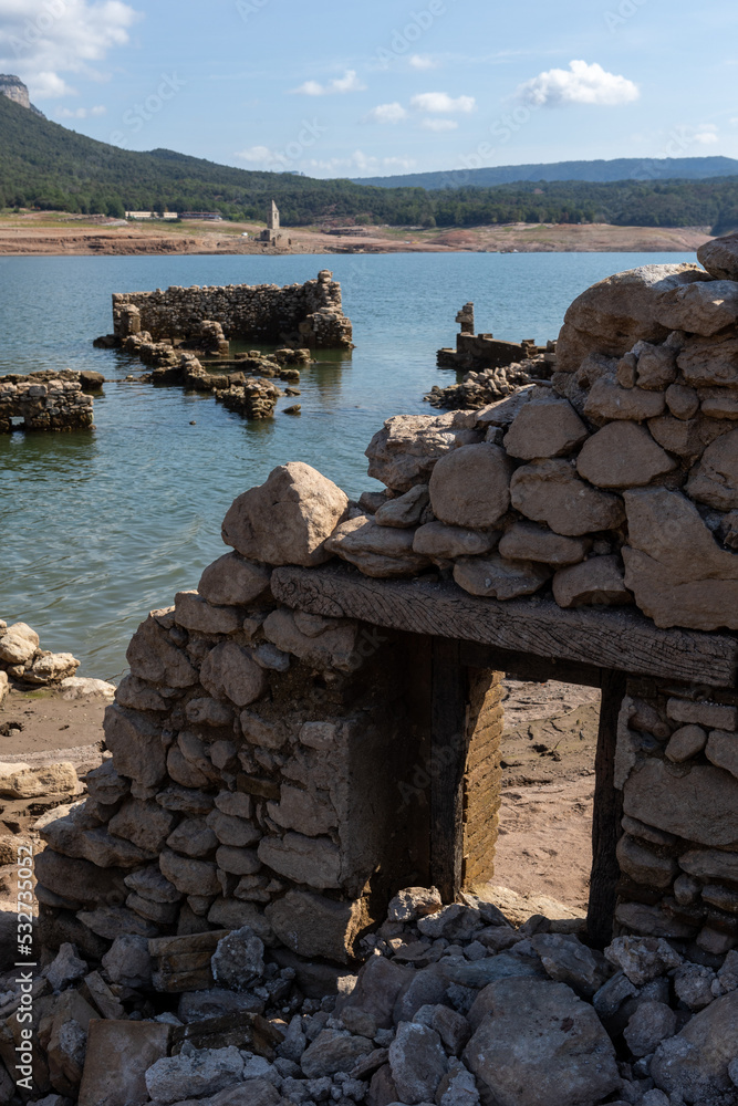 Iglesia romànica del Pantano de Sau durante el grave periodo de sequia del 2022