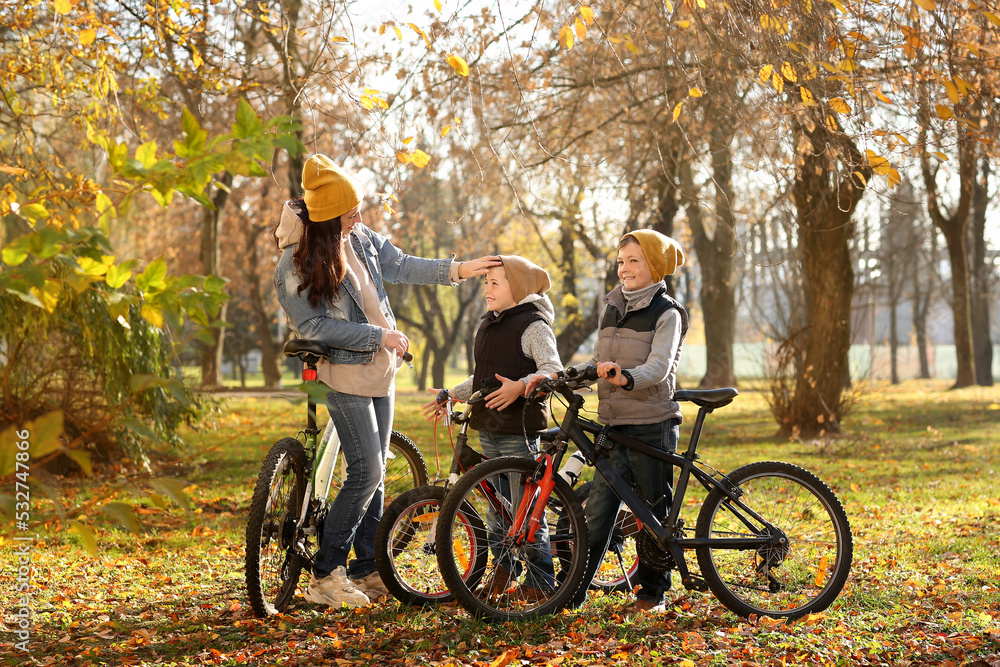 Obraz premium parent and child riding bikes in park