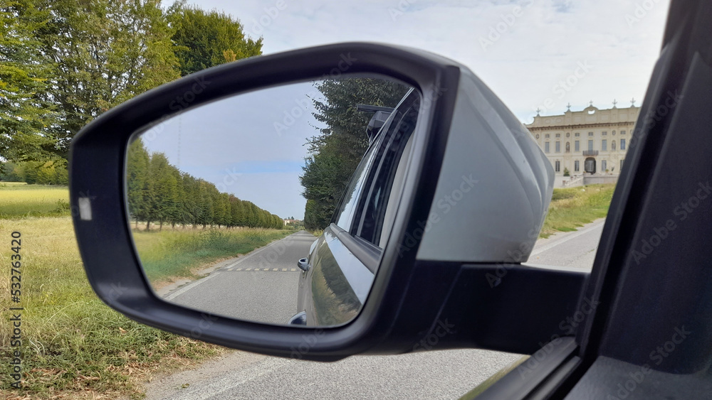 Specchietto retrovisore dell'automobile - guidare in campagna
