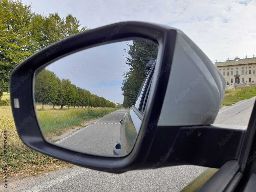 Specchietto retrovisore dell'automobile - guidare in campagna
