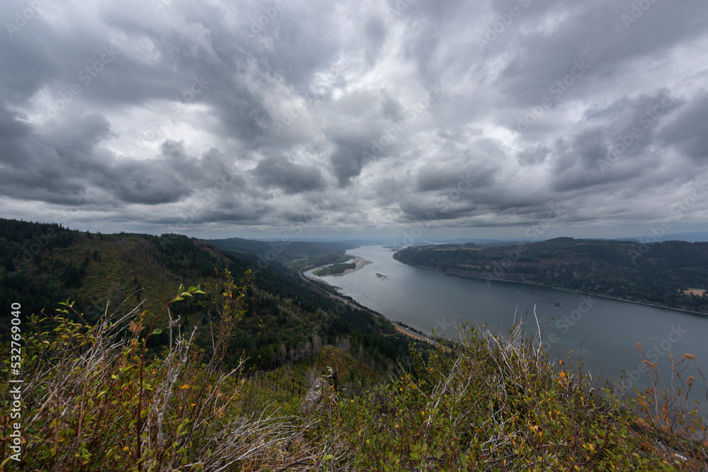 Obraz premium Majestic sweeping landscape views of the Columbia River Gorge from Angel's rest hiking trail summit, Oregon