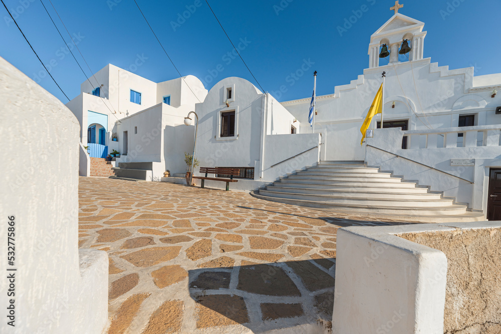 La piazzetta principale del pittoresco villaggio di Chora, isola di Anafi GR