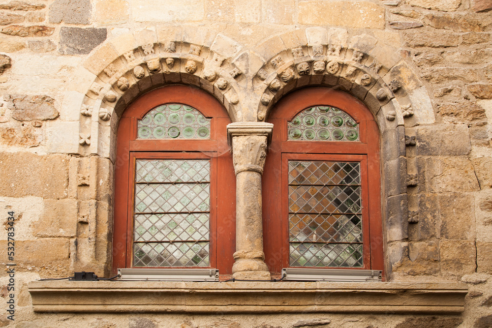 Fenêtres romanes d'un bâtiment ancien dans le village de Blesles (Haute-Loire)