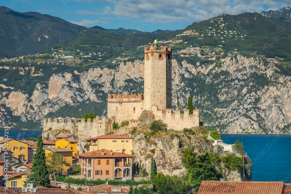 Obraz premium Idyllic Lake Garda above Malcesine old town with Italian flag and mountain range