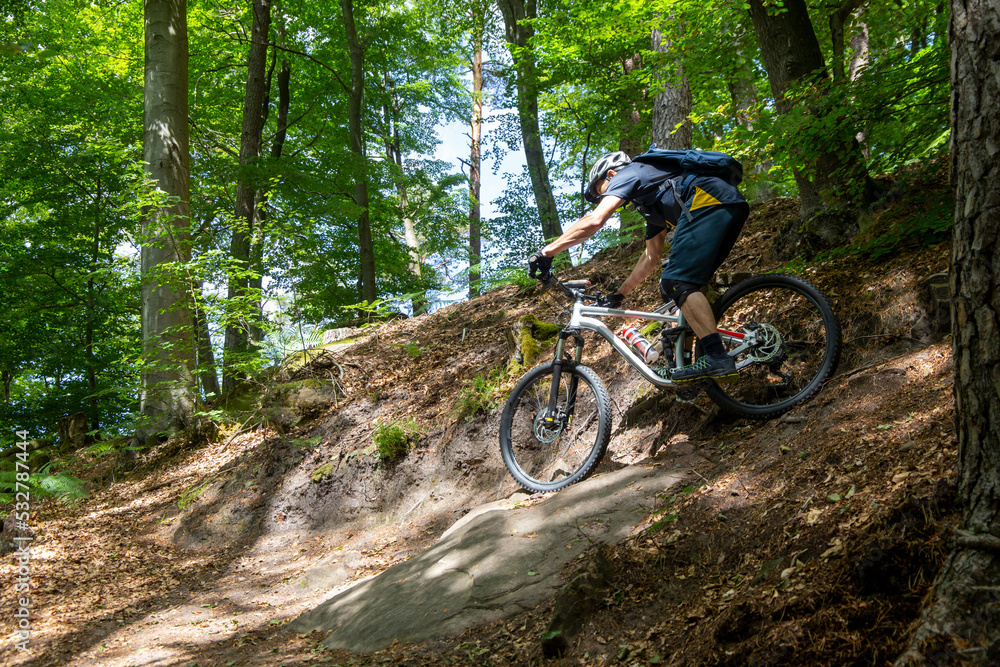 Mountainbiker fährt eine enge Spitzkehre Mountainbiker fährt eine enge Spitzkehre