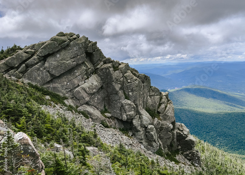 Rocky, pointing and lush mountains with their peaks in the sky and clouds. These dramatic mountain ranges and in New Hampshire.