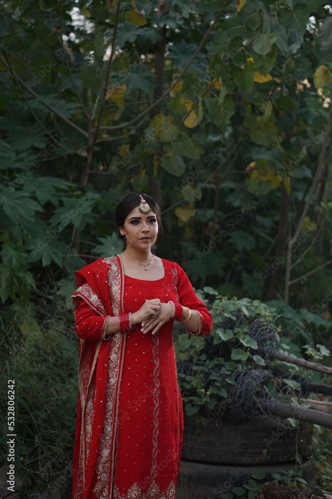 punjabi girl wearing traditional dress punjabi girl wearing traditional dress