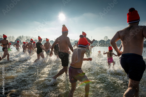 Neujahrsschwimmen eine alte Tradition © Tom Bayer