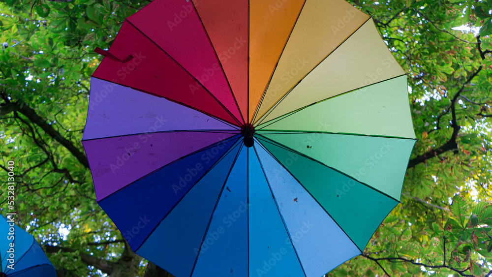 Regenschirm in Regenbogenfarben