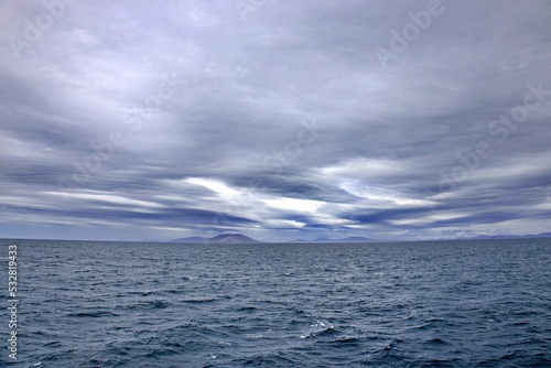 Zufahrt mit Schiff auf die Falklandinseln