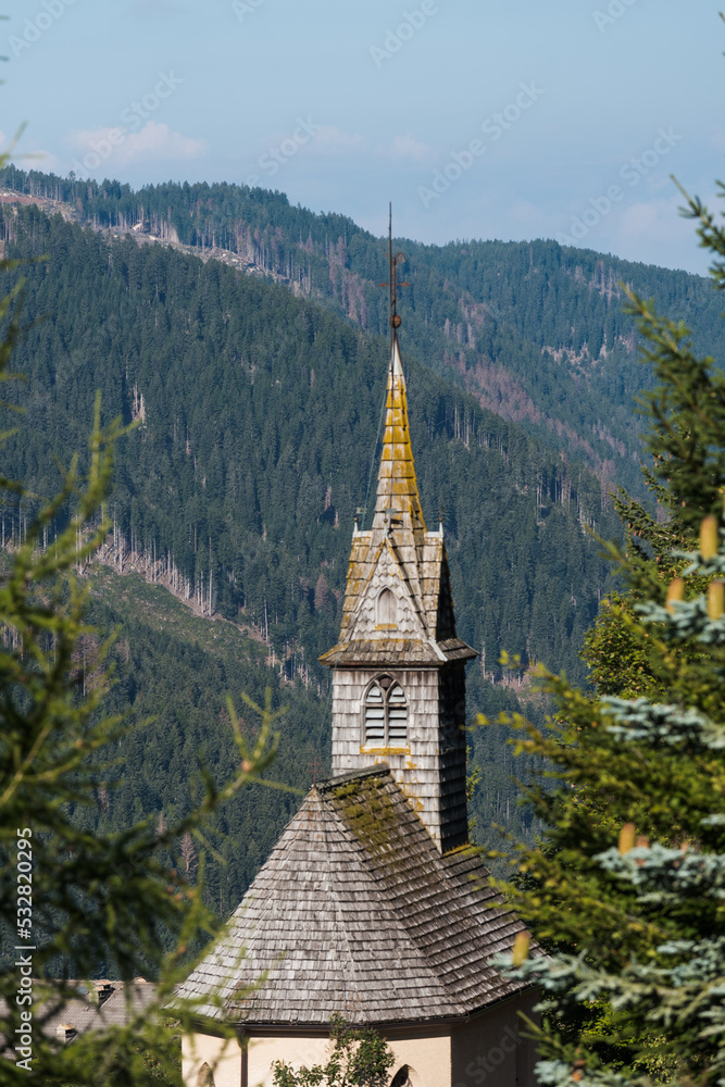 Kirchturm in Obereggen in Südtirol