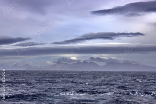 Zufahrt mit Schiff auf die Falklandinseln © Peter