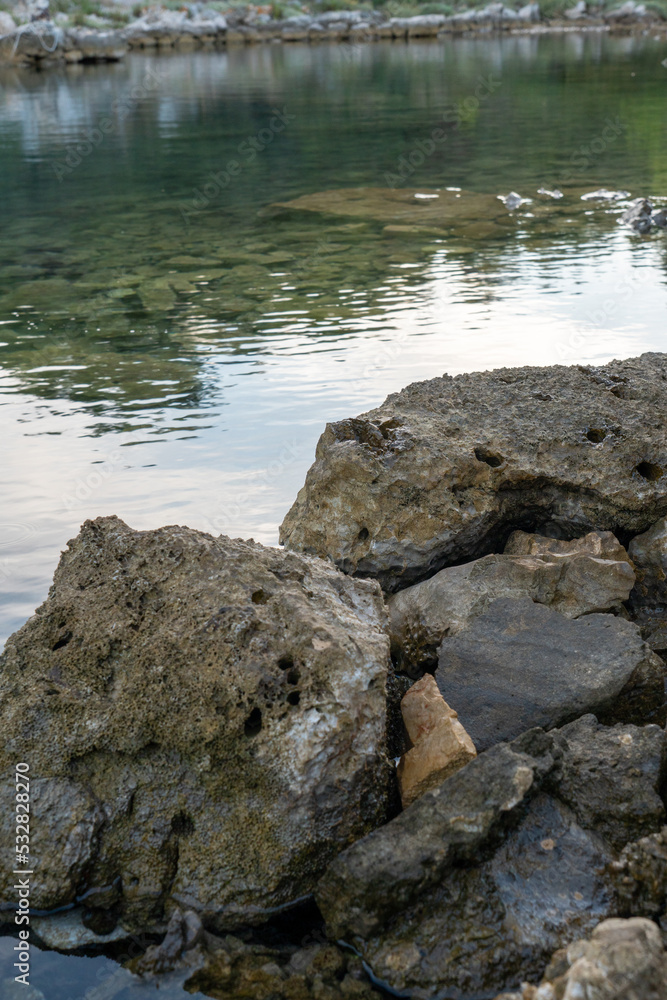 Steine im Vordergrund mit Meer im Hintergrund