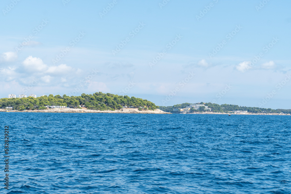 Kroatische Küstenlandschaft mit Meer im Vordergrund