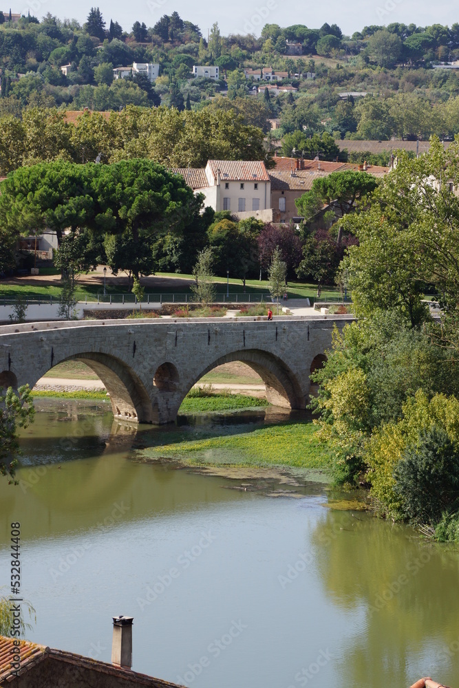Die alte Brücke in Béziers ist eine mittelalterliche Steinbogenbrücke. Sie überquert den Orb und sein Hochwasserbett. 