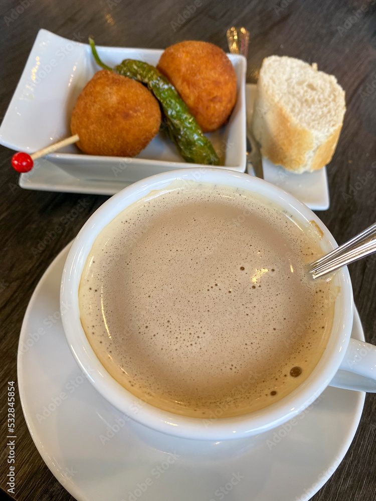 café con tapa de croquetas café con tapa de croquetas