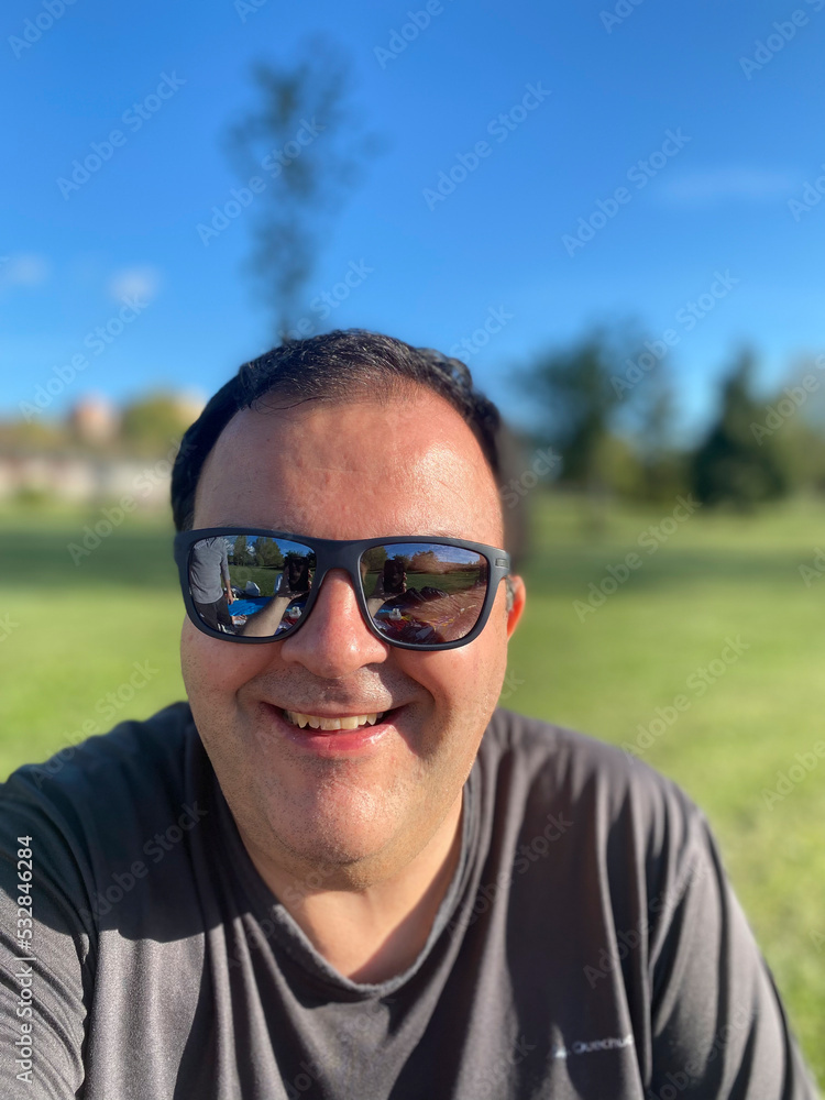 hombre 50 años con gafas de sol hombre 50 años con gafas de sol