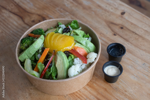 Ensalada saludable con vinagreta de limón y vinagreta blanca photo