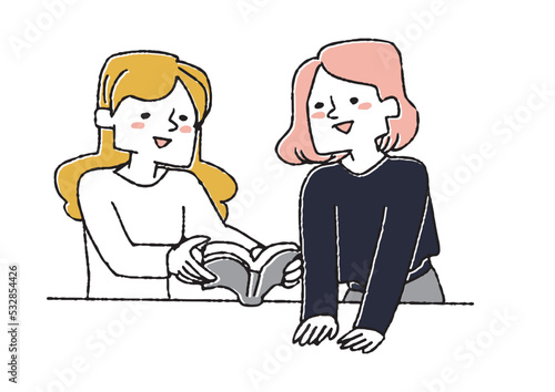 本の面白いところを友人と共有する女性 本を読み知識を共有する人々