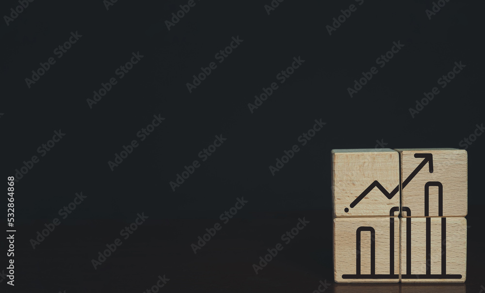 Obraz premium Growthing Bar,business growth success process,increasing business Concept.,growth chart icon on wooden block over black background with copyspace.