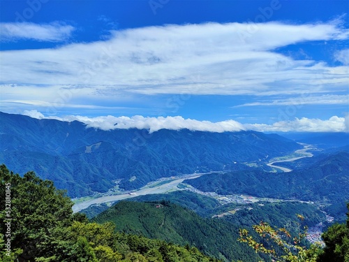 蛇行する川と雲